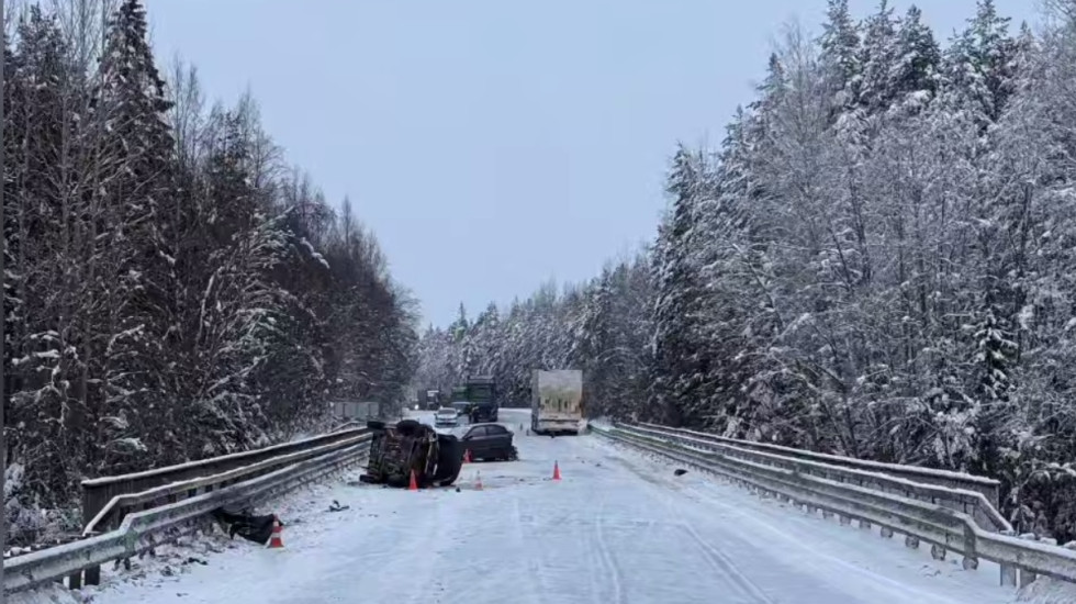 Обгон на мосту трассы А-114 через Тихвинку привел к тройной аварии