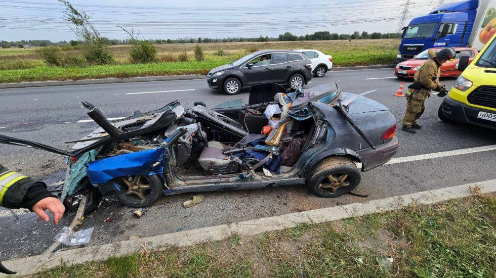 В Колпинском районе Subaru влетела в уборочный автомобиль