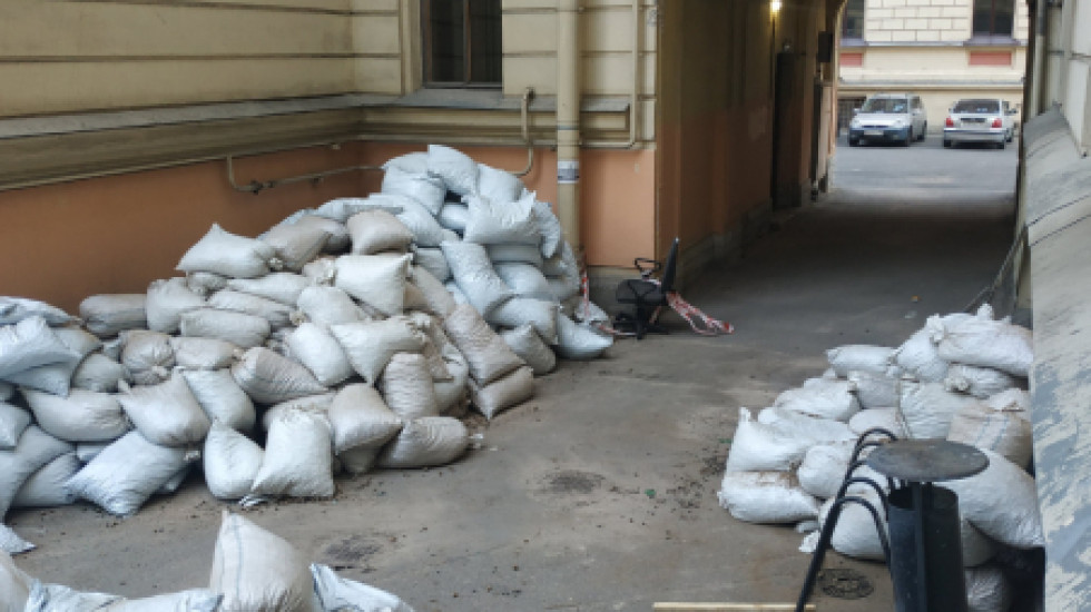 Капремонт дома на Фонтанке стал мусорным завалом