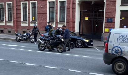 На Петроградской стороне мотоциклист столкнулся с легковушкой