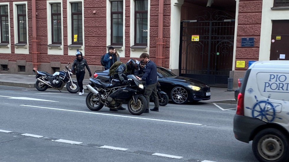 На Петроградской стороне мотоциклист столкнулся с легковушкой