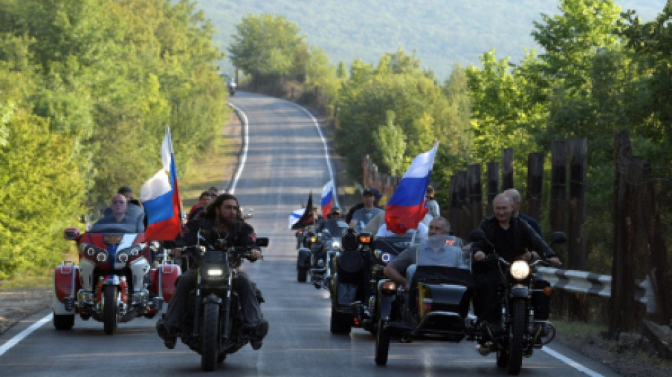 Путина заметили за рулем мотоцикла без шлема