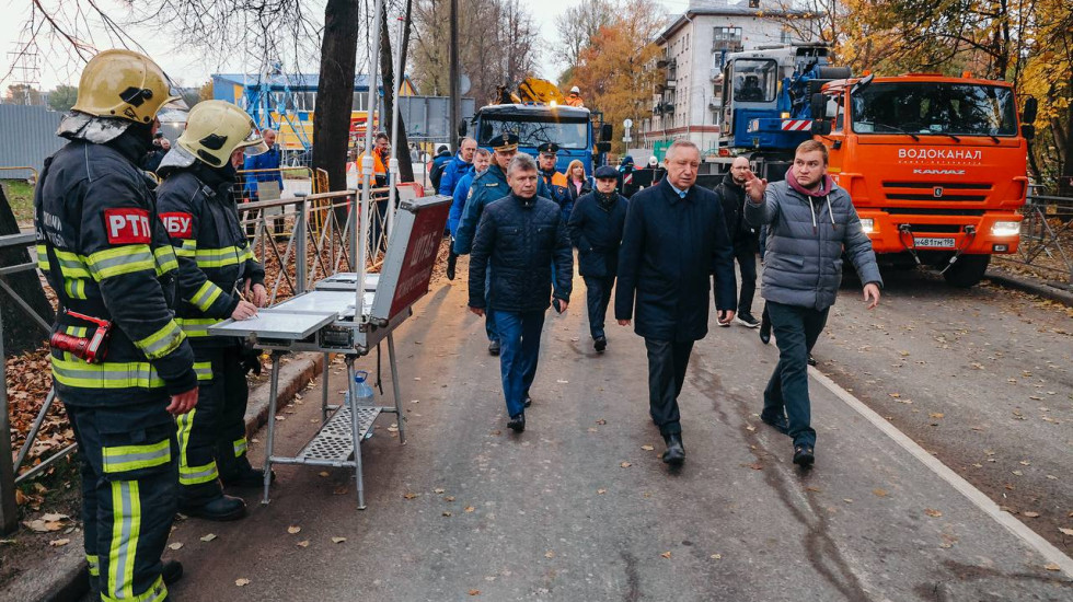 Провал на улице Харченко изучают губернатор и прокурор Петербурга