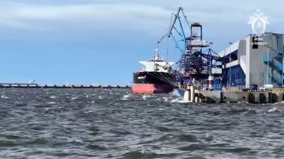 Иностранное судно-газовоз пришло в Усть-Лугу заминированным