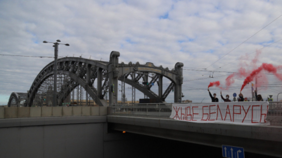 В Петербурге вывешен плакат «Жыве Беларусь!»