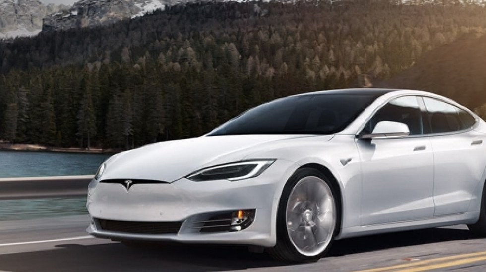 Электрокар Tesla включает произведение Баха при попытке ограбления