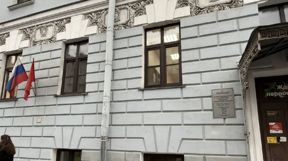 Школу № 174 принудительно снабдили мемориальной доской