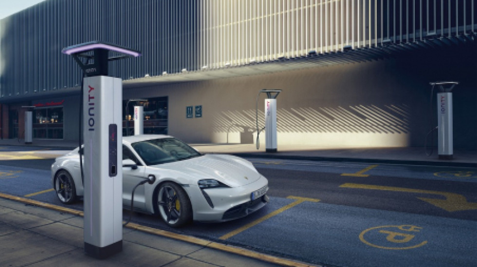 Porsche официально представила свой первый электрокар Taycan