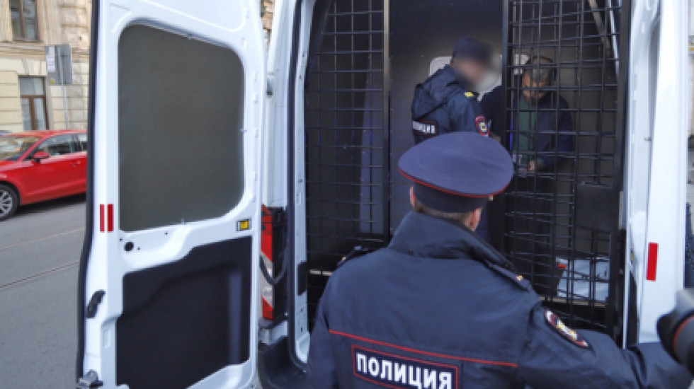 Перед прилетом Навального власти задерживают активистов