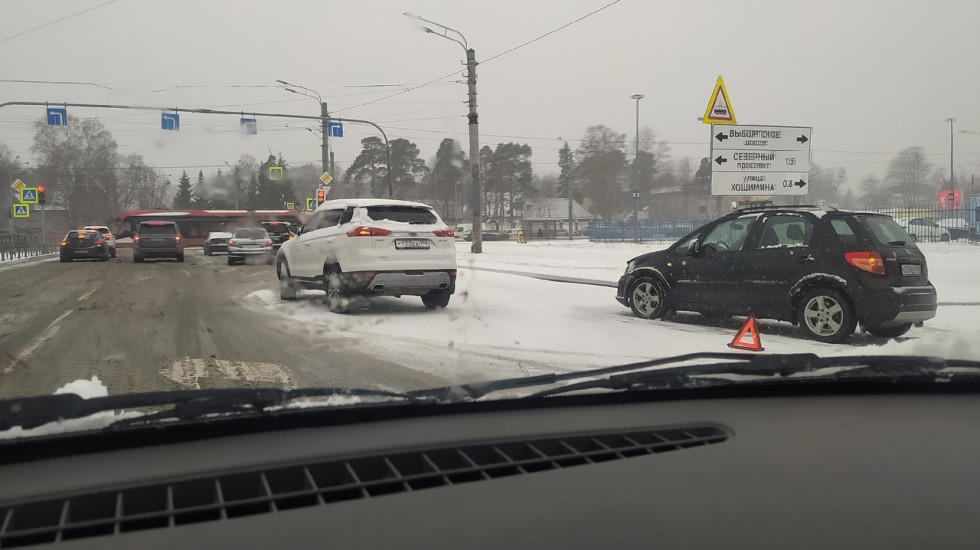 Транспорт бьется в Петербурге и застревает на горках в Ленобласти