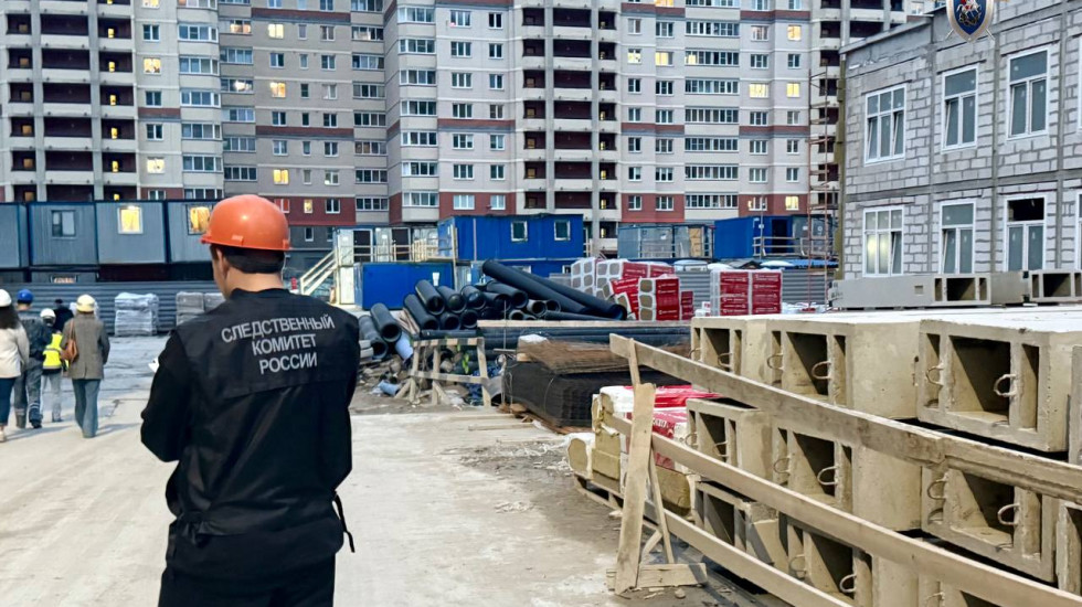 В Калининском районе рабочий не удержался на строительных лесах