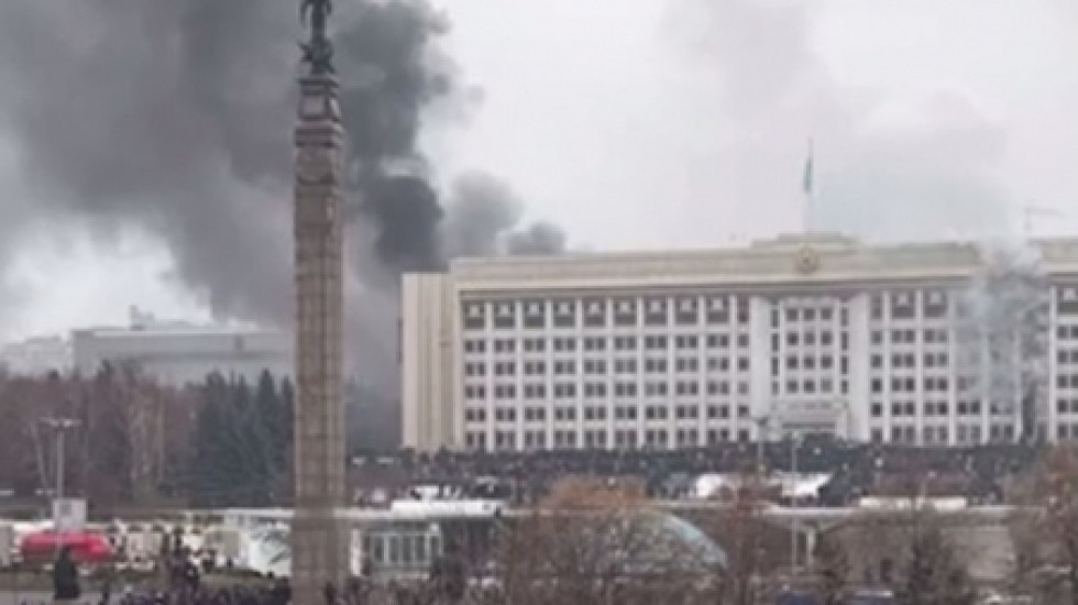 Повстанцы в Казахстане осадили правительственные здания