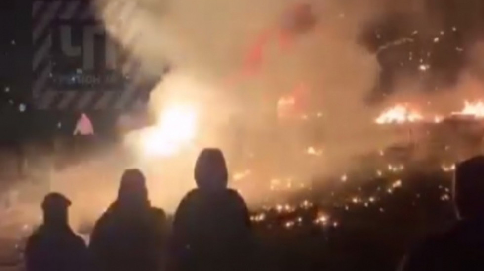 Челябинское файер-шоу прижгло горящей шиной зрительницу в Миассе