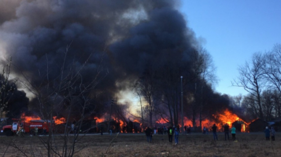 В поселке Парголово горят дачные дома