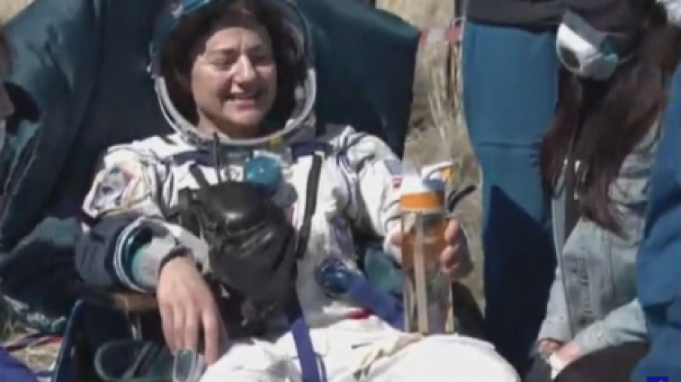 Космонавтов МКС встретили на Земле люди в масках