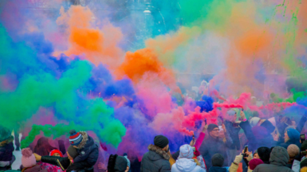 Фестиваль цветного дыма раскрасил небо Петербурга: фоторепортаж