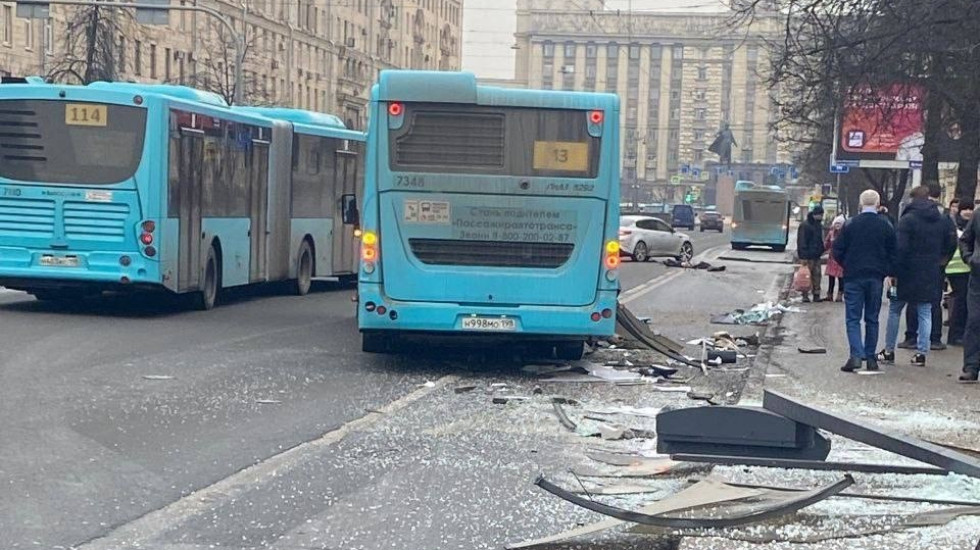 Автобус протаранил машины и разнес остановку в Московском районе