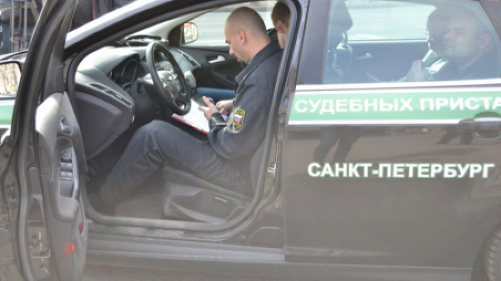 Петербурженку догнали 127 штрафов за скорость и парковку