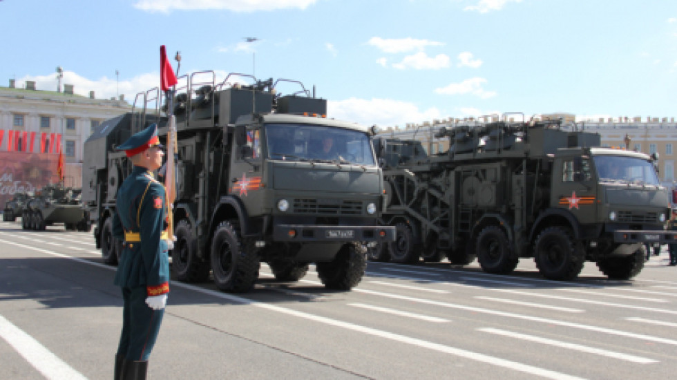 Парад Победы на Дворцовой площади в Петербурге