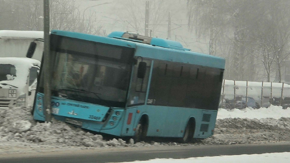 На остановке на Пулковском шоссе столкнулись автобусы