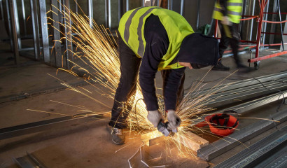 Возле станции Левашово погиб кровельщик