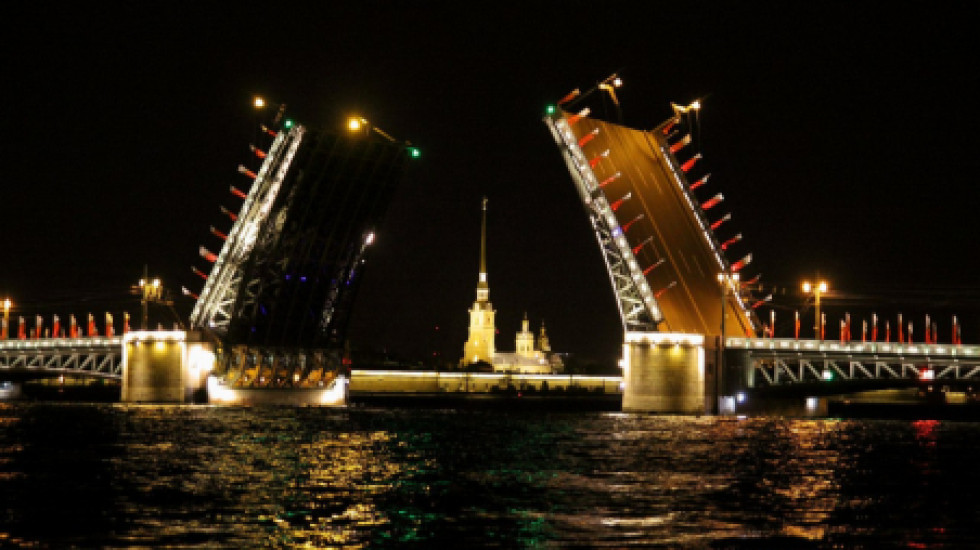Подготовка к Дню ВМФ меняет график разводки мостов на Неве