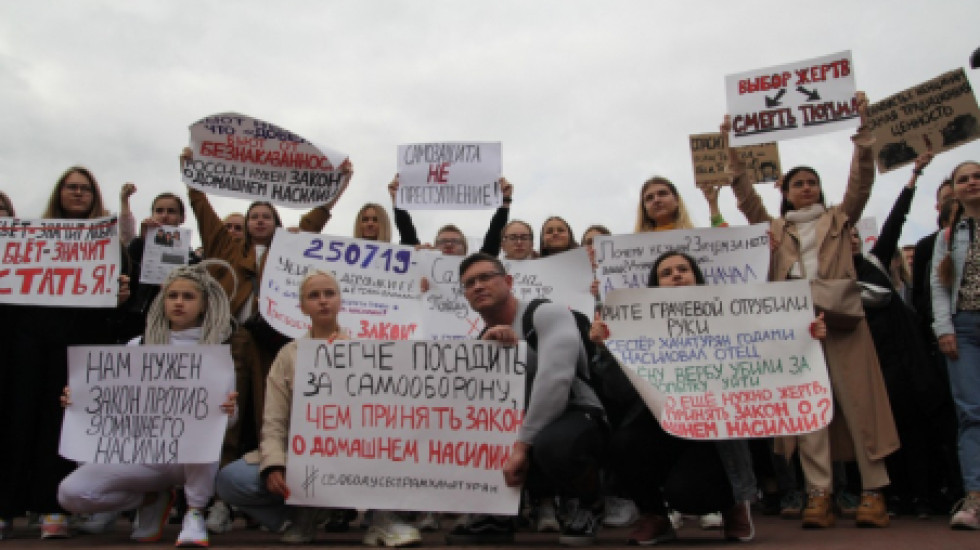 Активисты поддержали сестер Хачатурян