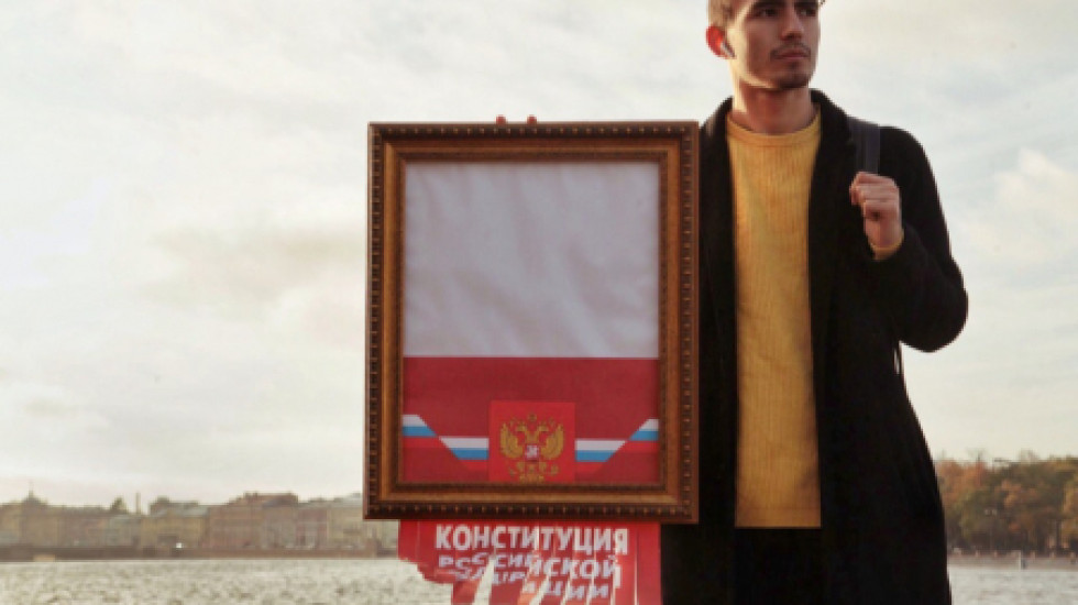 Суд наказал активиста за исчезающую Конституцию
