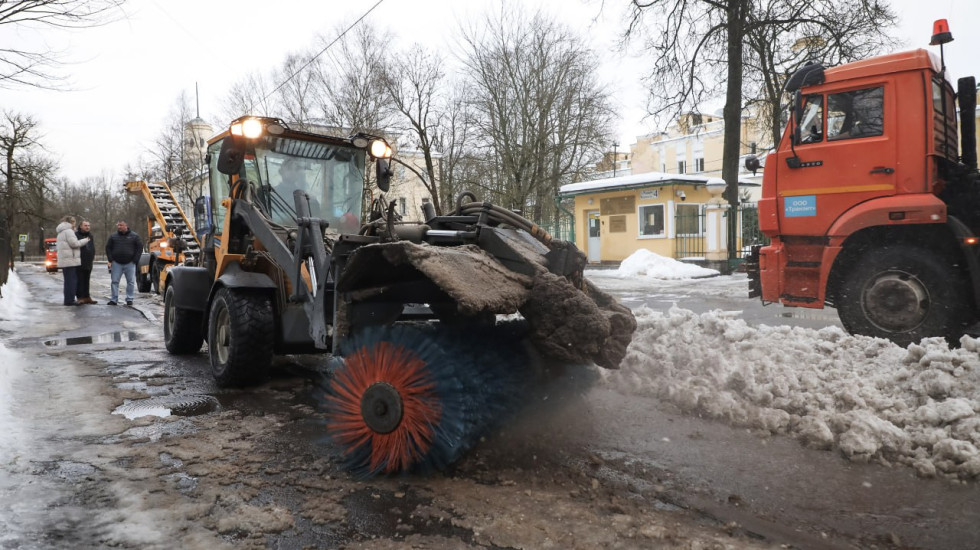 На улицы Петербурга коммунальщики высыпали почти 700 тонн соли