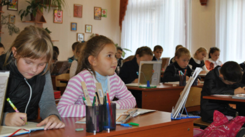 Хабаровск досрочно отправит школьников на каникулы