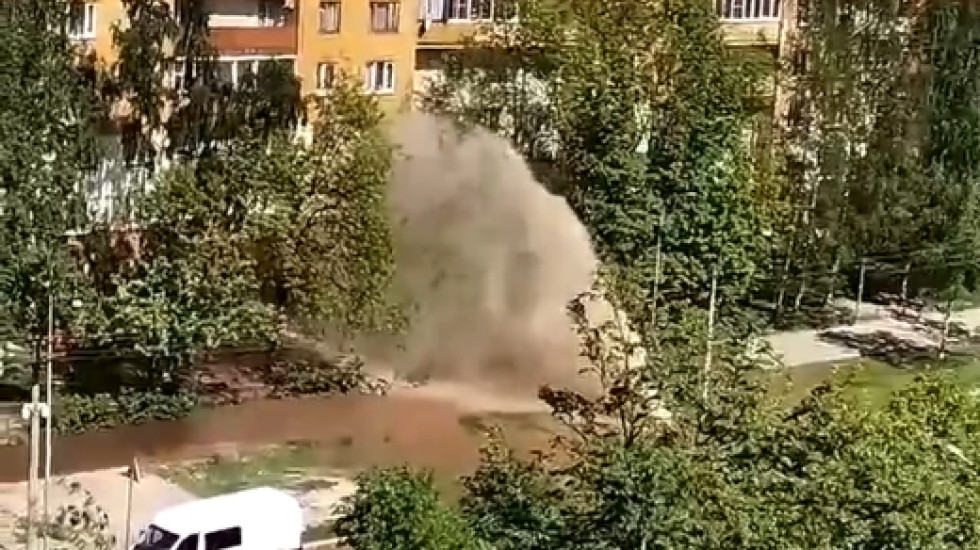На юго-западе Петербурга бил в окна фонтан из аварийной трубы