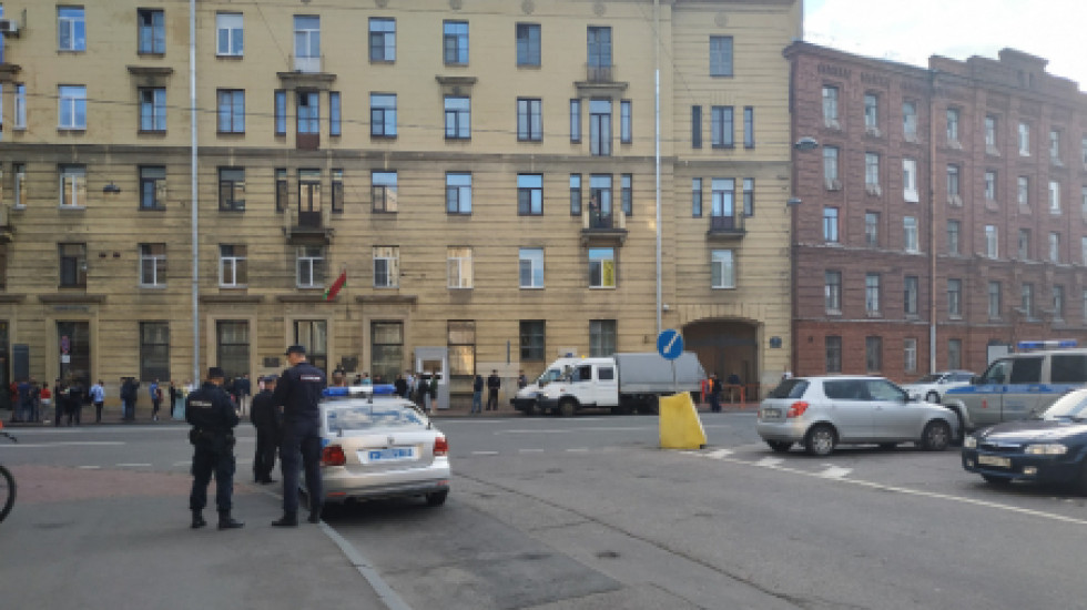 Петербургская полиция следит за собранием белорусов у консульства