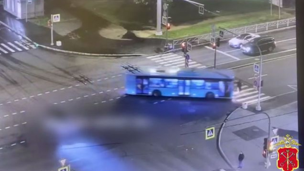 На севере Петербурга автобус сбил женщину: видео