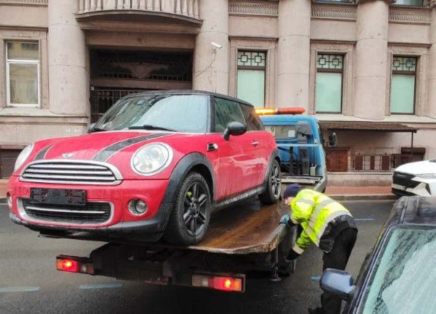 Парковочный рейд свез с Захарьевской 5 машин на штрафстоянку