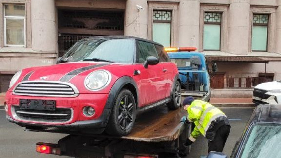 Парковочный рейд свез с Захарьевской 5 машин на штрафстоянку