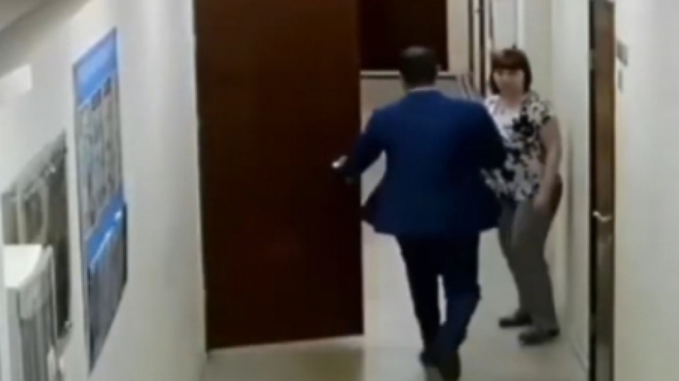 Иркутский чиновник пытался убежать от следователей: видео