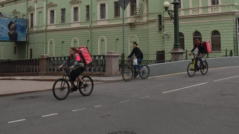 Иностранцам с патентом запретят работу курьерами в Петербурге
