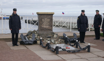 Чтим память моряков Петергофского десанта