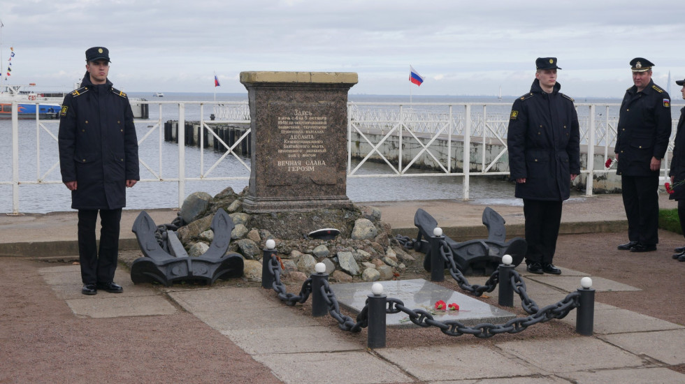 Чтим память моряков Петергофского десанта