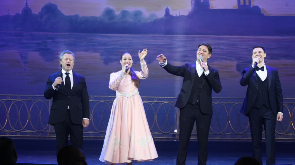 Петербургских волонтеров поздравили звезды в БКЗ «Октябрьский»