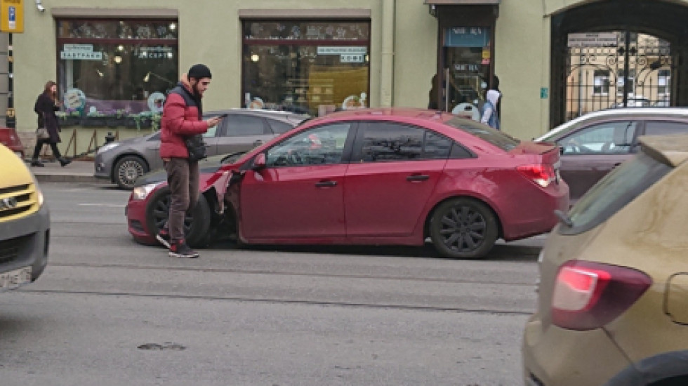 Петербургский водитель после переобувки машины лишился колеса на ходу