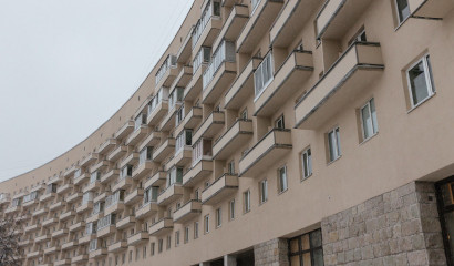 С дома у Пискаревского кладбища ободрана опасная облицовка