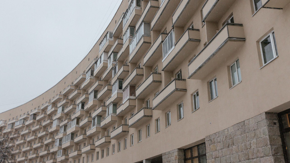 С дома у Пискаревского кладбища ободрана опасная облицовка