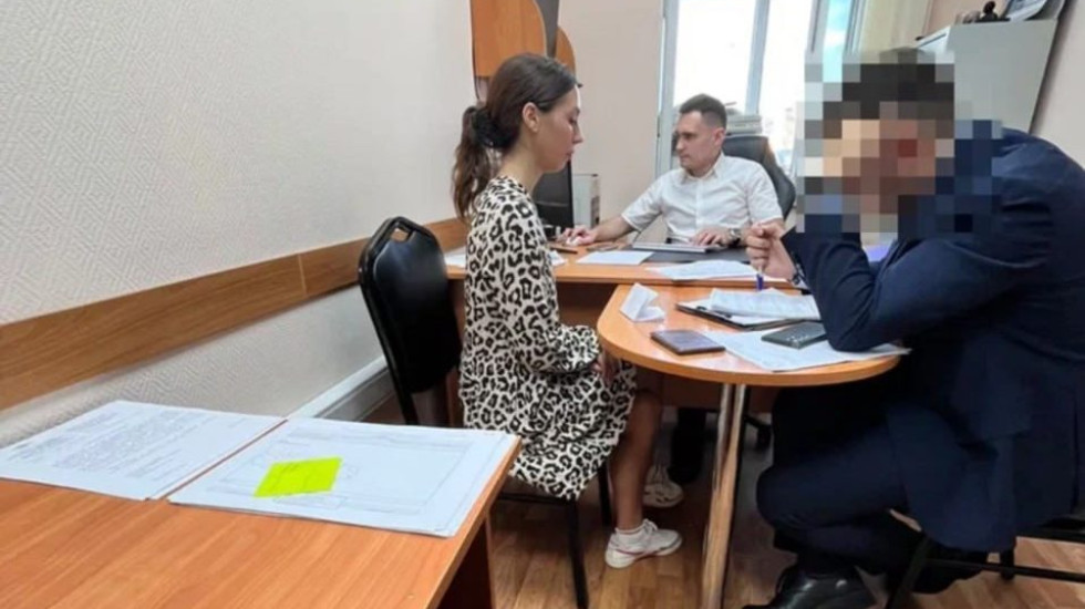 Жительница Ломоносова за три года оформила около 120 банковских карт