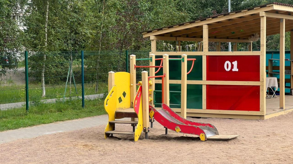 В Сертолово 4-летняя девочка упала с горки в детском саду
