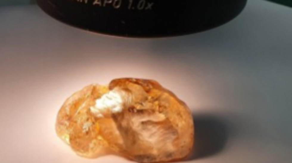 В России нашли огромный «янтарный» алмаз