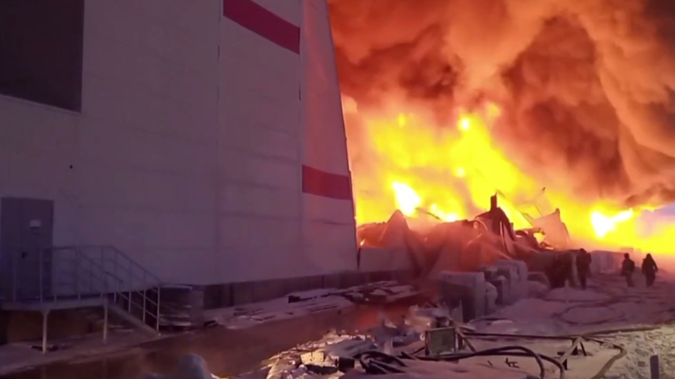 Петербургские пожарные спасли часть склада в Шушарах