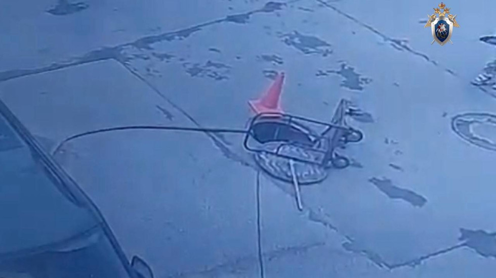На Октябрьской набережной ребенок провалился в открытый люк