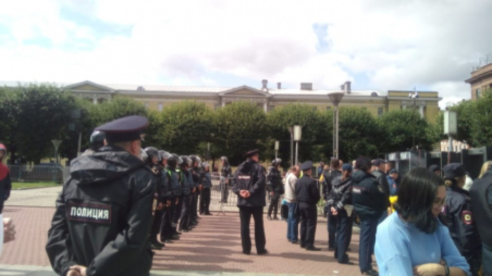 На митингах в Петербурге и Москве начали задерживать активистов