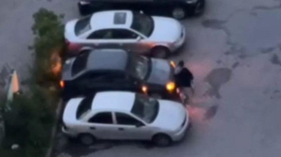 Женщина разбила молотком чужой Renault в Колпино: видео